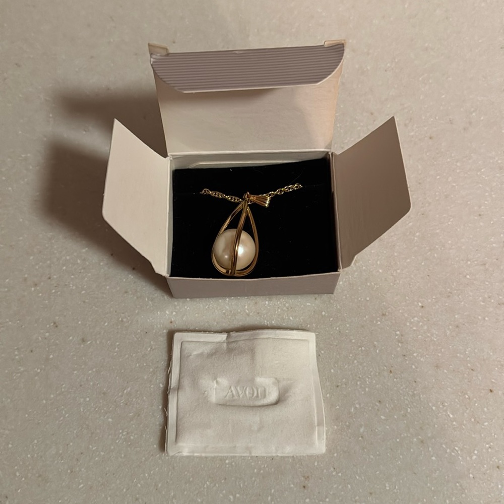 Avon 1990 Vintage Elegant Gold and Pearl Pendant Necklace